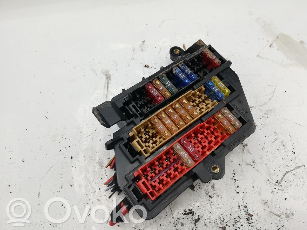 Audi A6 S6 C6 4F Saugiklių blokas 