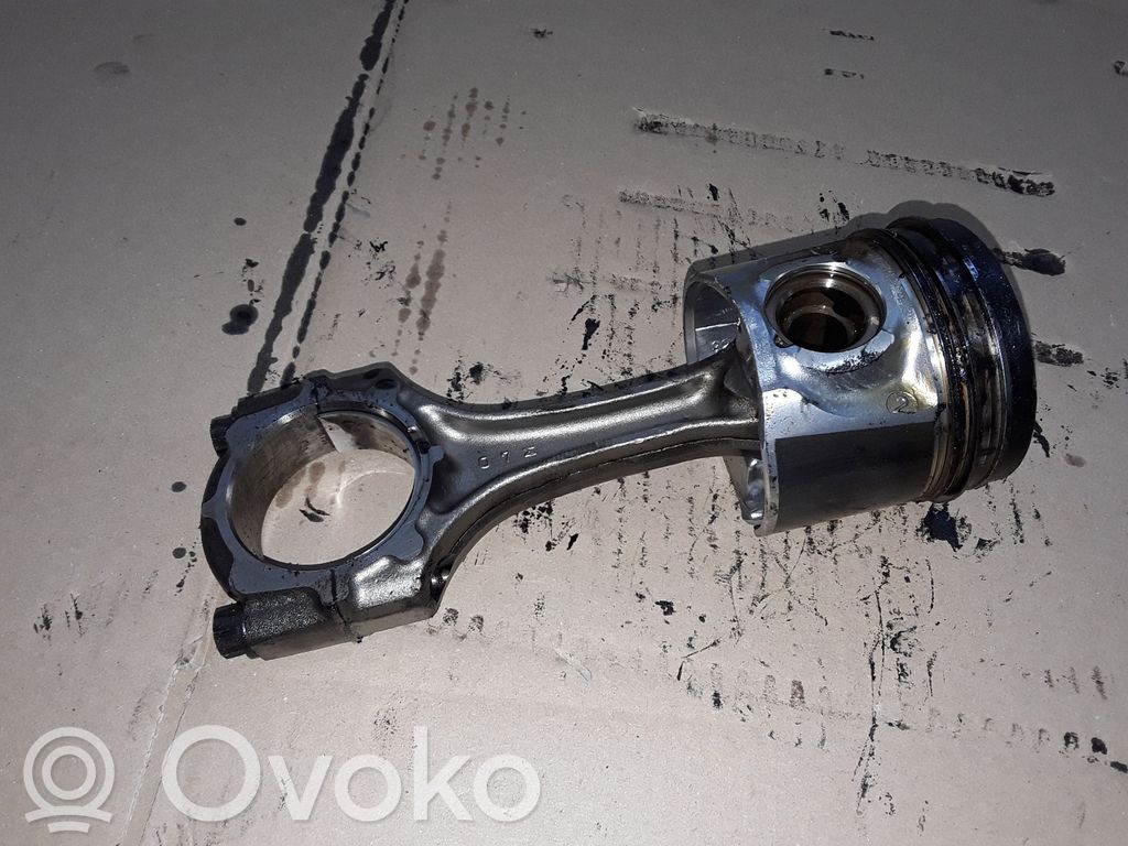 Toyota Avensis T220 Piston with connecting rod 