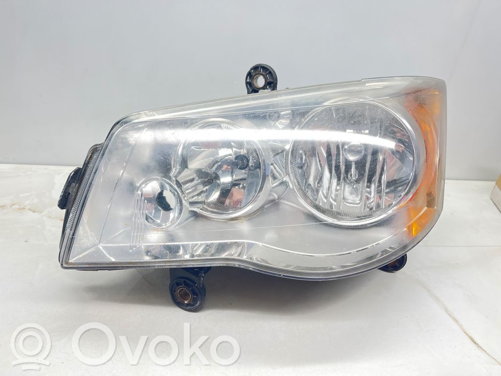 Chrysler Grand Voyager V Lampa przednia 