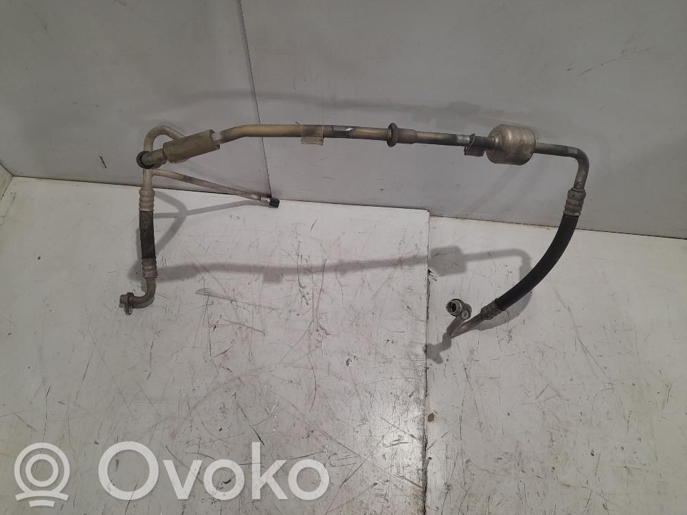 Ilmastointilaitteen putki (A/C)   647774