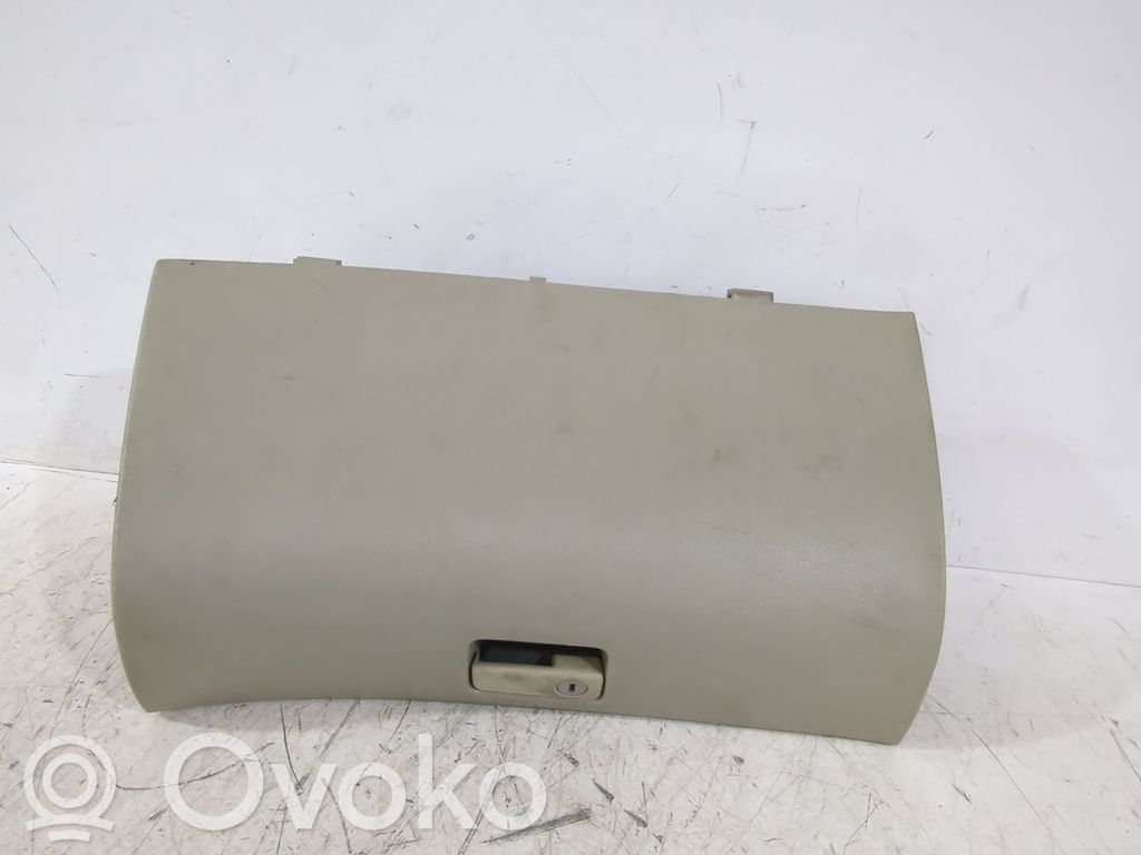 Toyota Avensis T250 Boite à gants