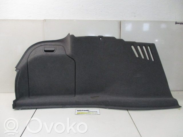 BMW 7 E65 E66 Tavaratilan sivuverhoilu 