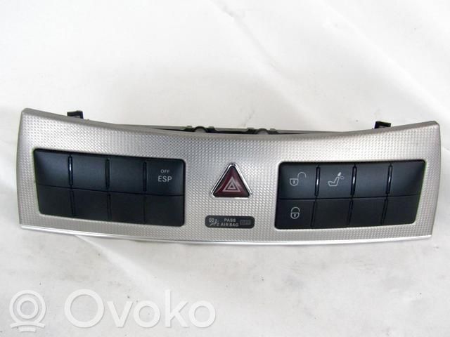 Mercedes-Benz CLK A209 C209 Botón interruptor de luz de peligro 