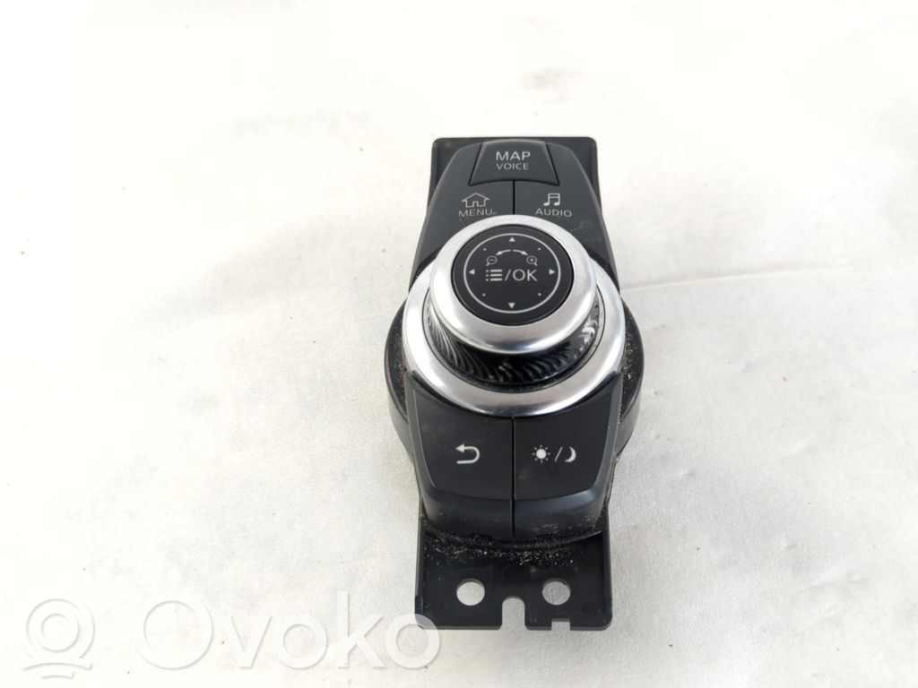 Infiniti Q30 Unidad central de control multimedia 