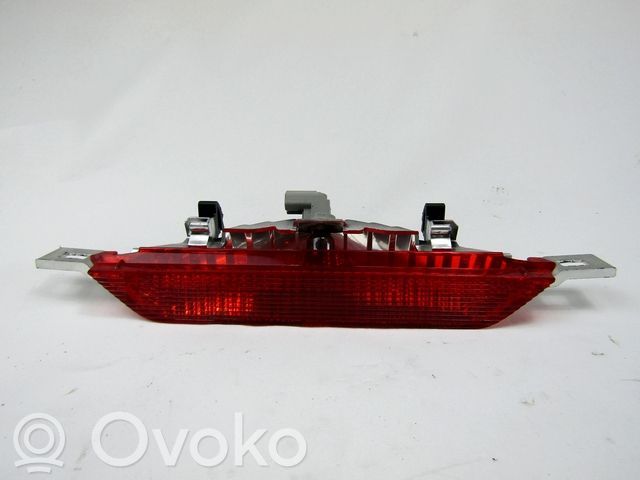 Kolmas/lisäjarruvalo   8157002111