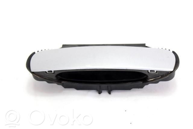 Manecilla externa puerta trasera   8E0839207