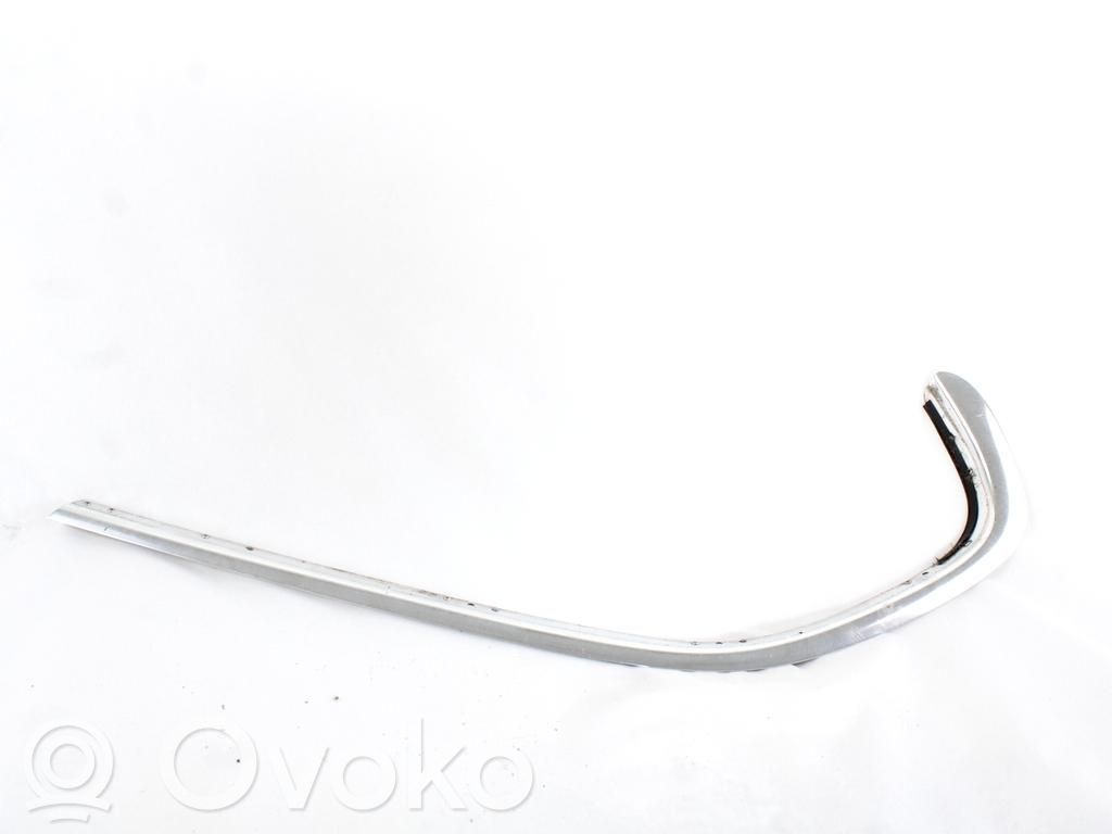 Windshield trim   7129668