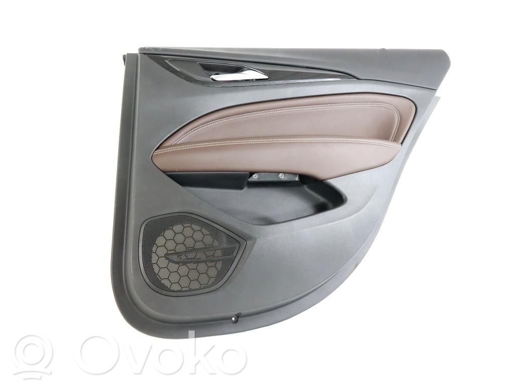Moldura del tarjetero de la puerta trasera
