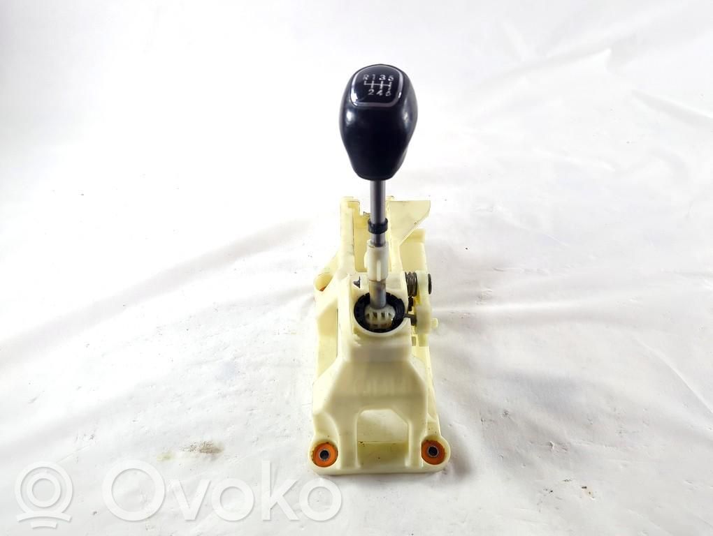 KIA Rio Vaihteenvalitsimen verhoilu 