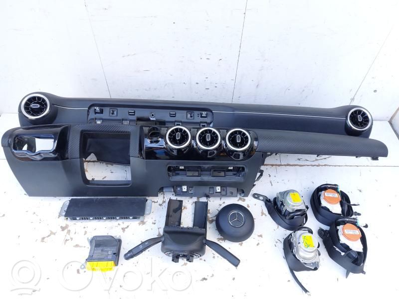 Mercedes-Benz CLA C118 X118 Set planșă bord cu airbag 