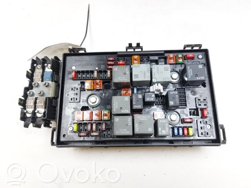 Opel Astra J Fuse module 