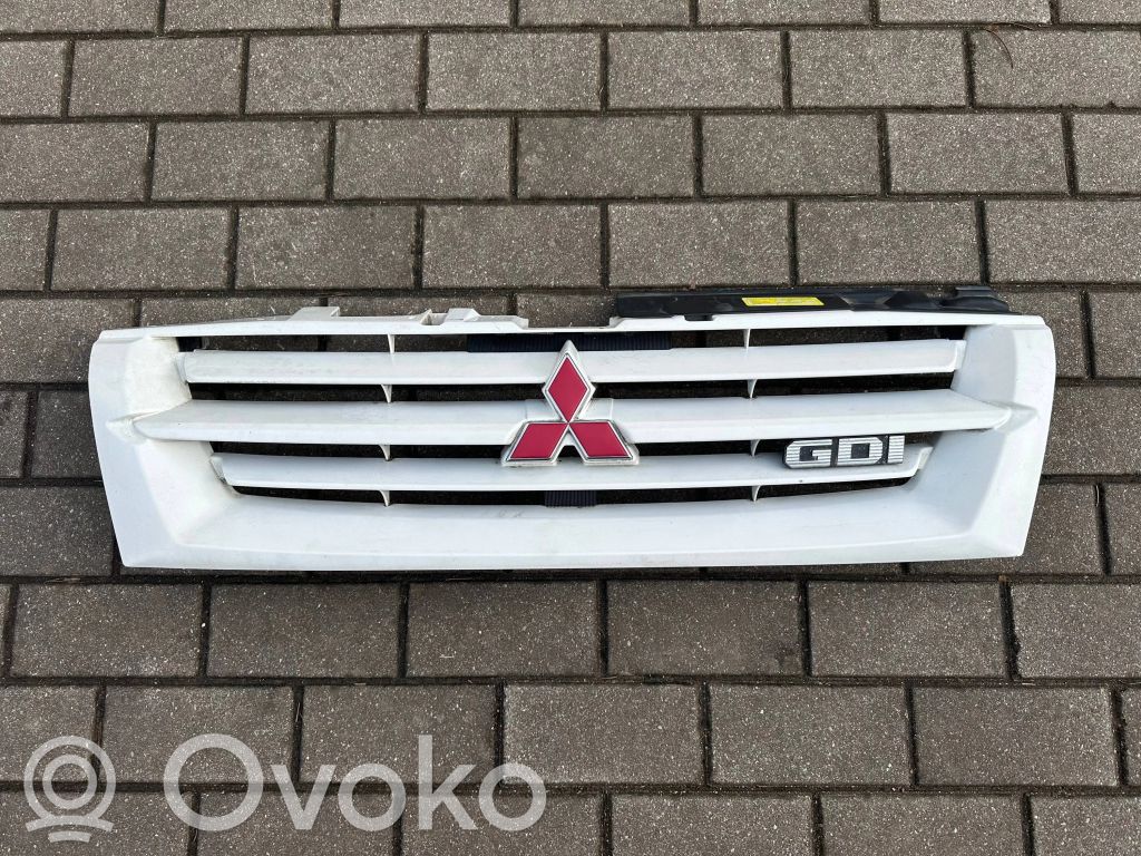 Mitsubishi Pajero Etupuskurin ylempi jäähdytinsäleikkö 