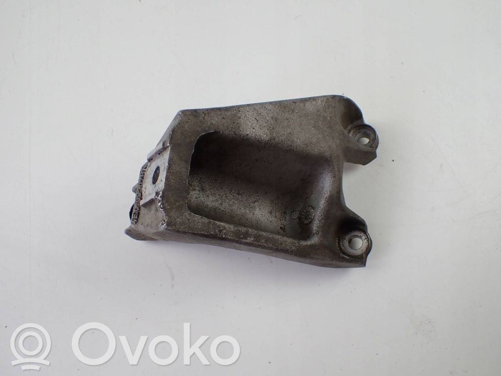 Engine mounting bracket   4E0199307BR