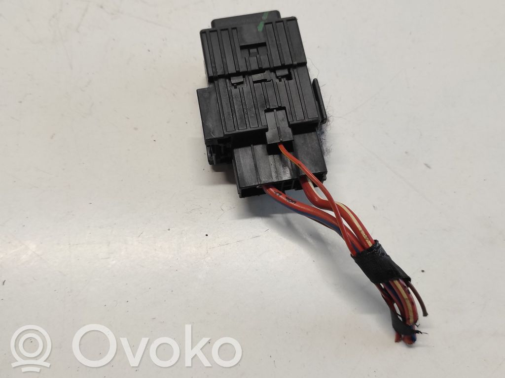 BMW 5 E60 E61 Kita rėlė 