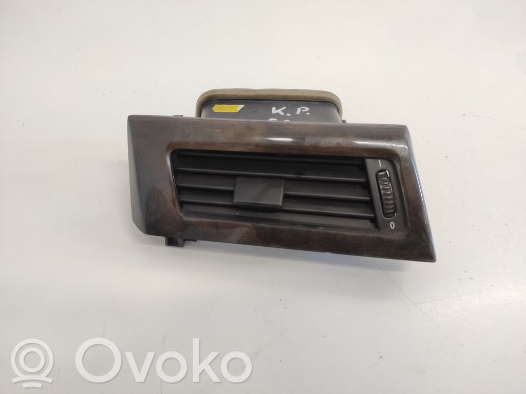 BMW 5 E60 E61 Kojelaudan sivutuuletussuuttimen kehys 