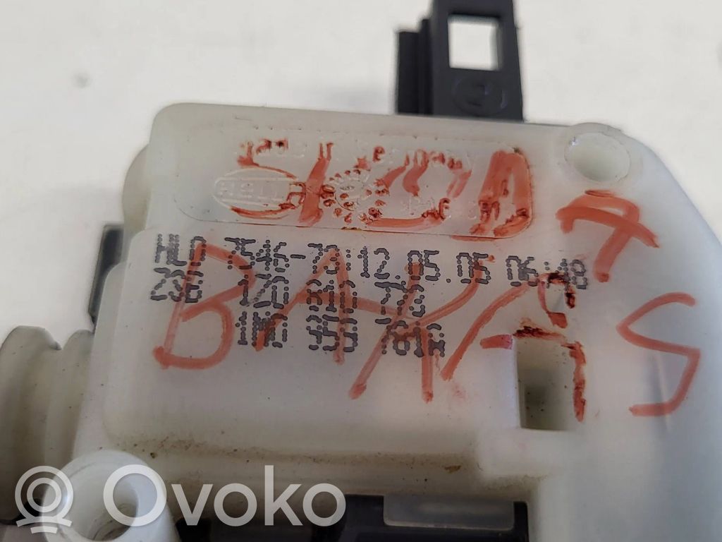 Skoda Octavia Mk2 (1Z) Silniczek / Siłownik zamka centralnego 