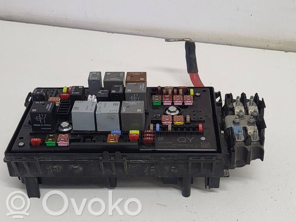 Opel Astra J Fuse module 