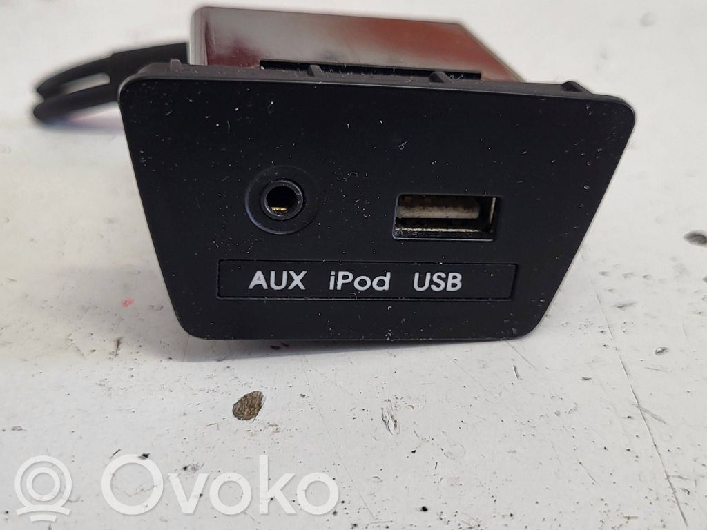 Hyundai ix35 Enchufe conector entrada auxiliar 