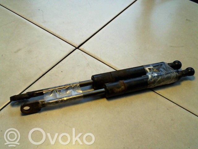 BMW 5 E39 Takaikkunan kaasujousi 