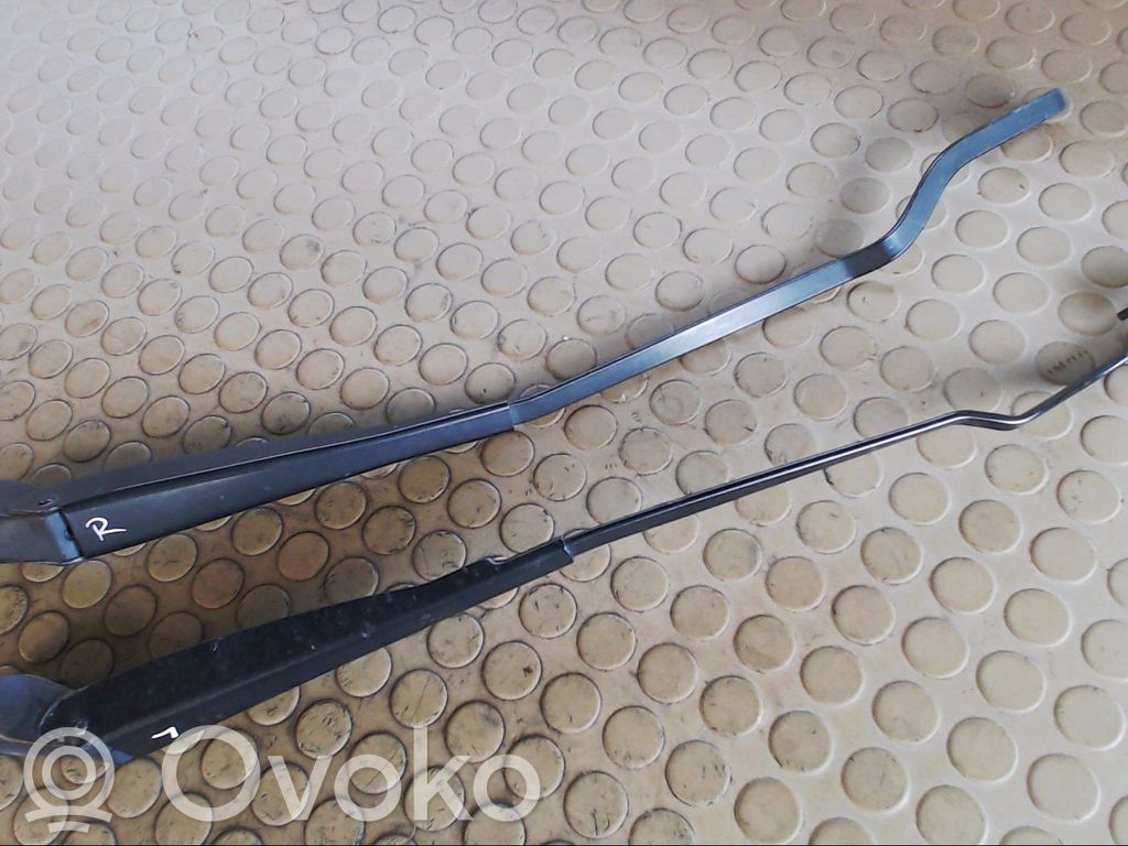 Front wiper blade arm