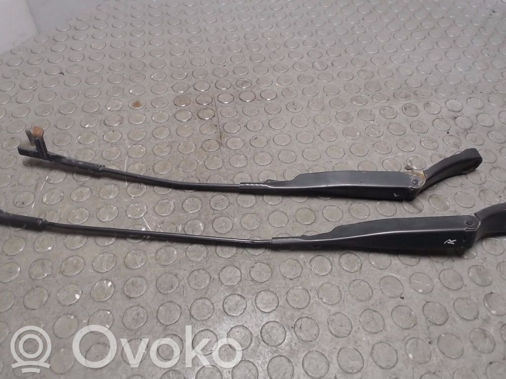 Volkswagen PASSAT B5.5 Brazo del limpiaparabrisas delantero
