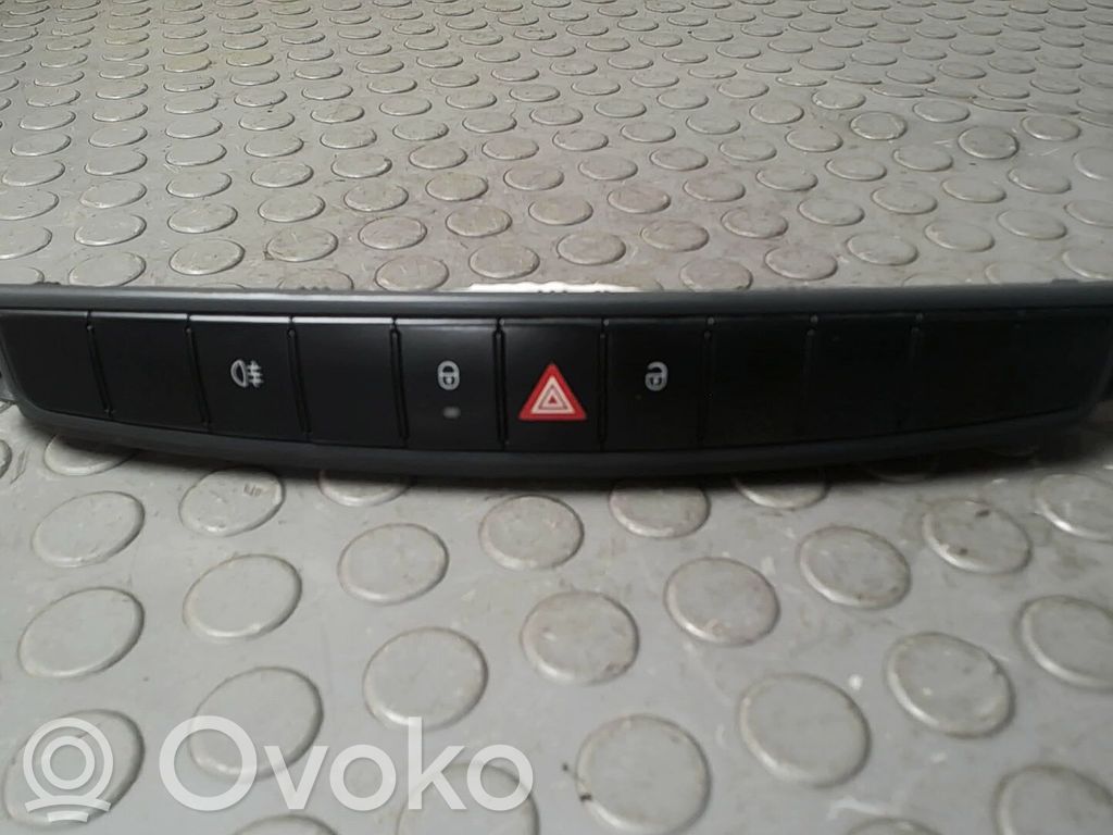 Hazard light switch   4548202310