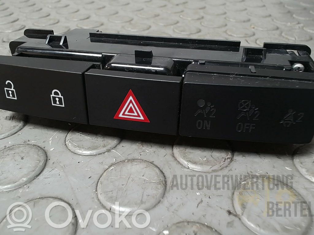 Opel Astra J Botón interruptor de luz de peligro 