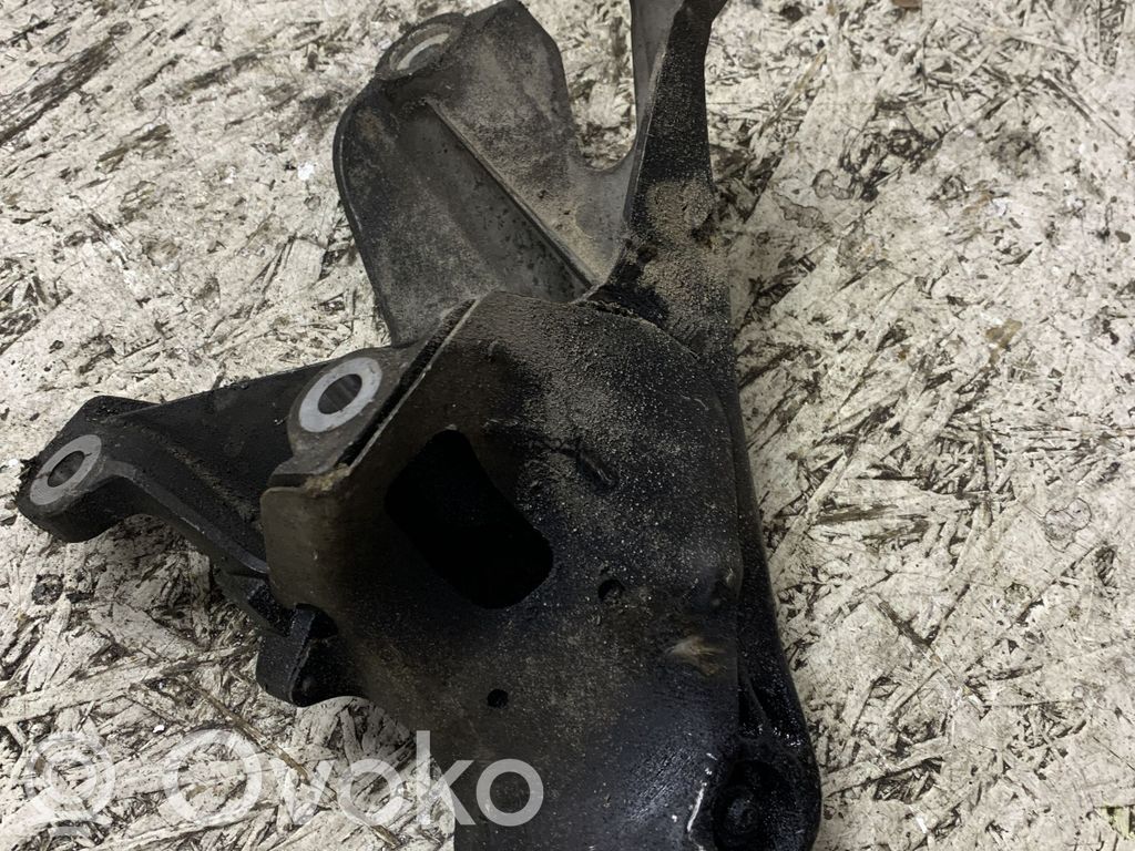 Engine mounting bracket