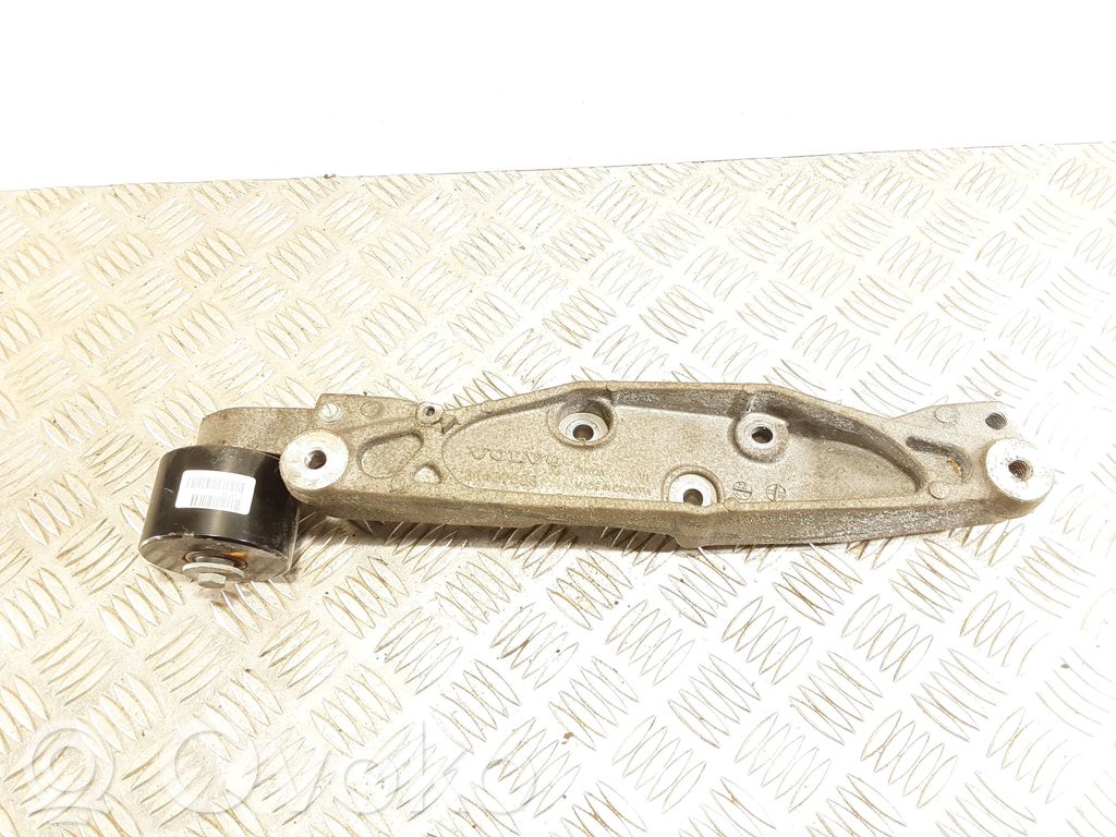 Rear differential/diff mount bracket   31437628,31492089