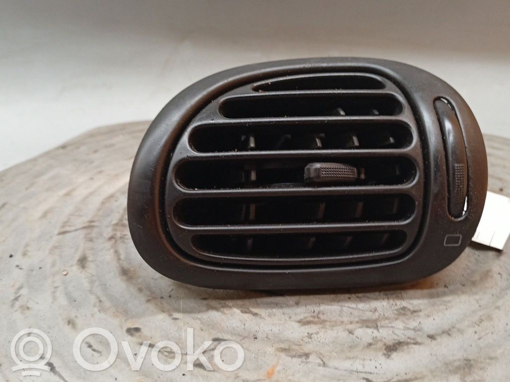 Grille d'aération centrale   9624664277,9632184377