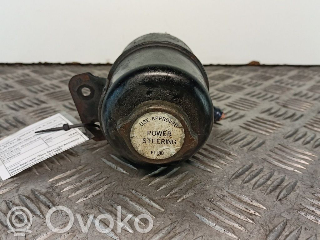 Mitsubishi Mirage V CJO Vairo stiprintuvo skysčio bakelis 