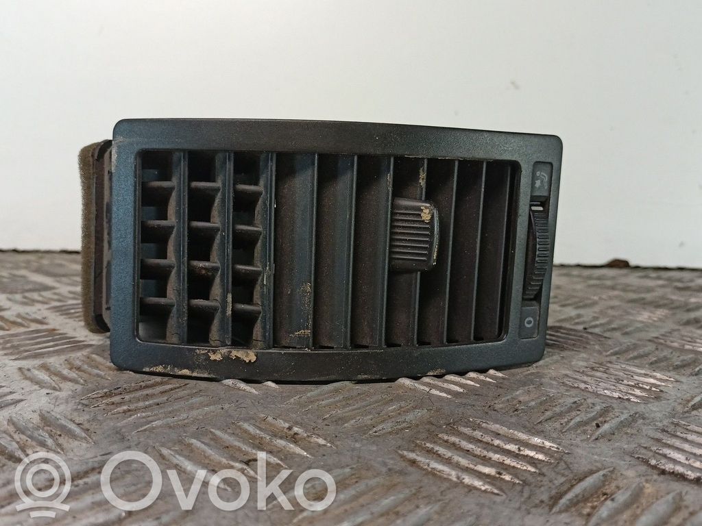 Volkswagen Polo IV 9N3 Dash center air vent grill 