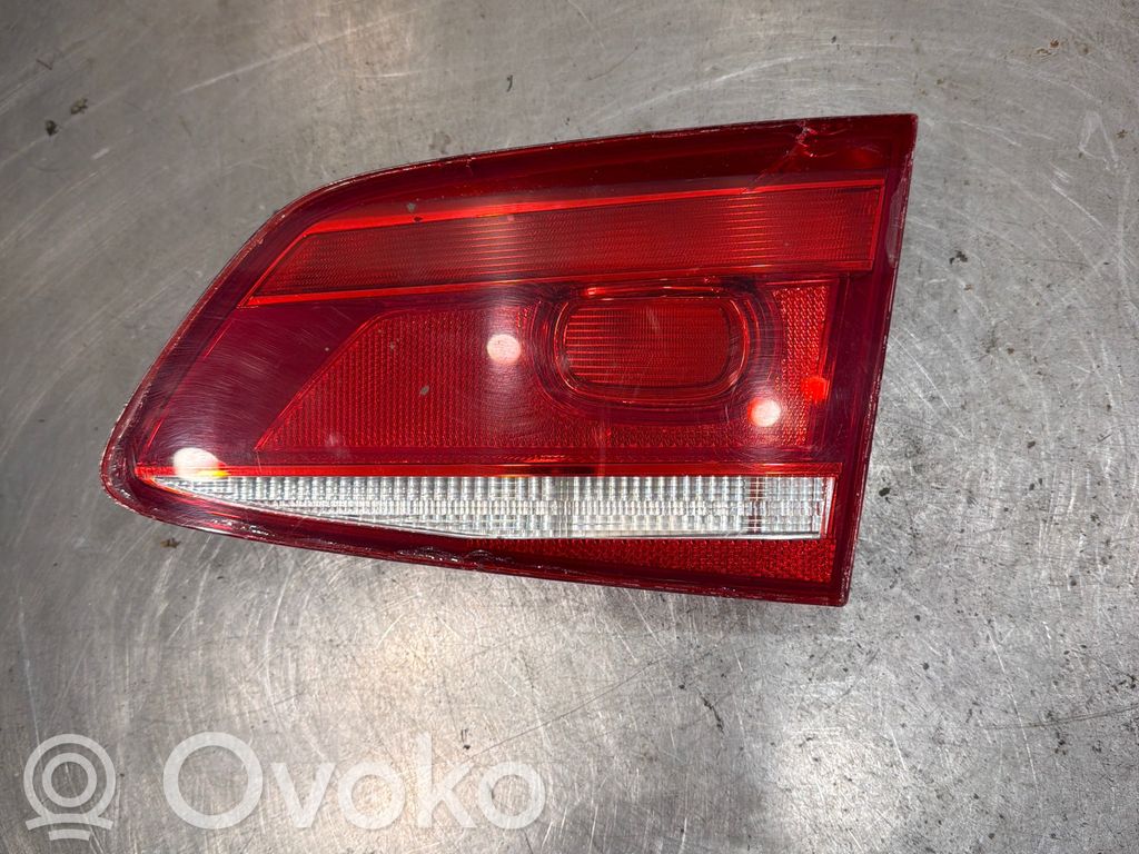 Volkswagen PASSAT B7 Lampy tylnej klapy bagażnika 