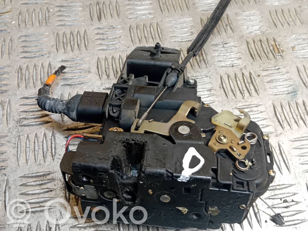 Volkswagen PASSAT B5 Zamek drzwi przednich 