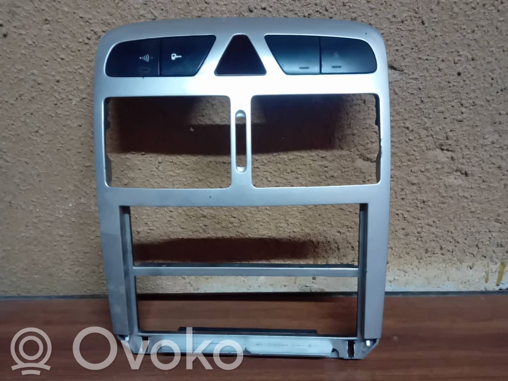 Peugeot 307 Radio/GPS head unit trim 