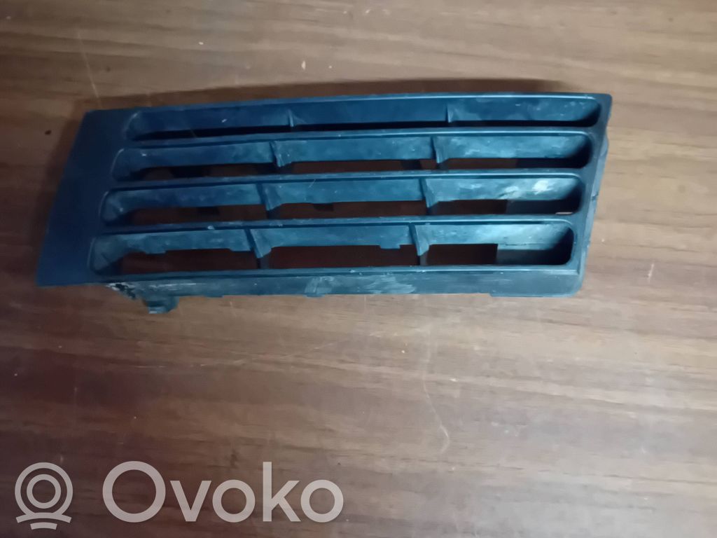 Audi A4 S4 B5 8D Etupuskurin alempi jäähdytinsäleikkö 