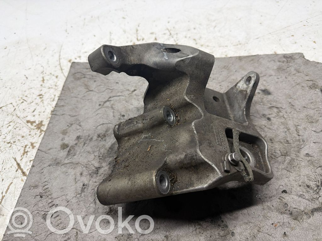 Volvo V60 Engine mounting bracket 