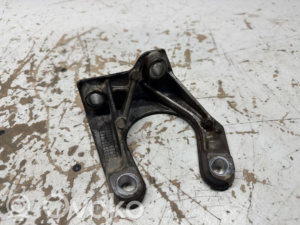 Volvo XC70 Front differential bracket 