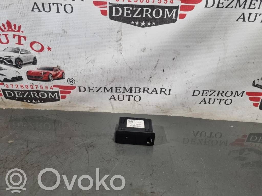 Renault Megane IV USB-pistokeliitin 