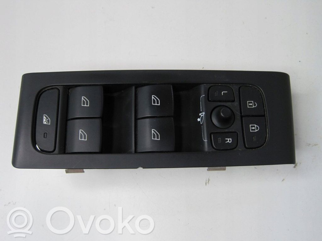 Volvo XC40 Central console control unit 