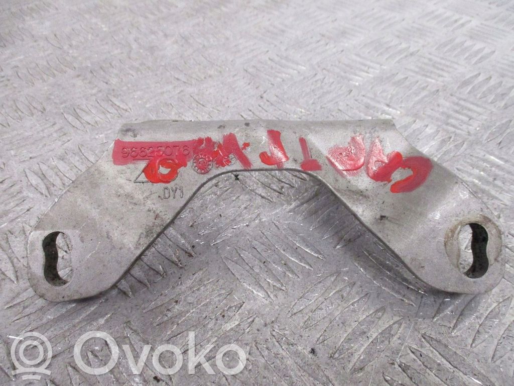 Chevrolet Captiva Engine mount bracket 