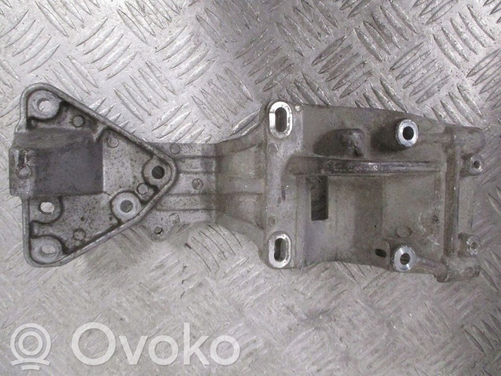 Volvo V70 Engine mount bracket 