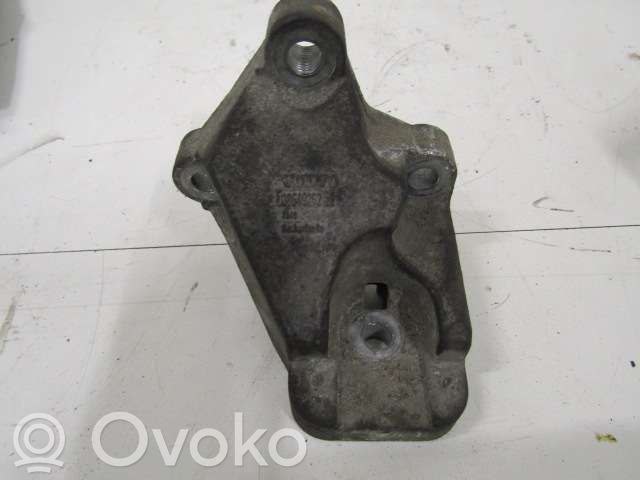 Volvo XC70 Engine mounting bracket 