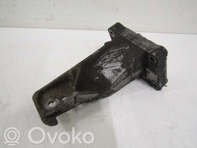 Volvo 740 Engine mounting bracket 