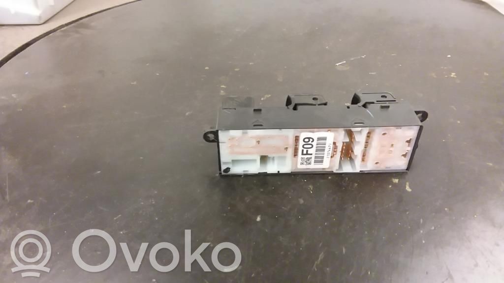 Electric window control switch   83071FG090