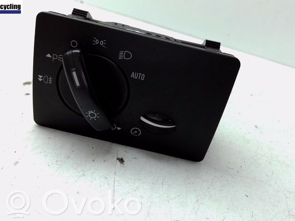Light switch   1471867