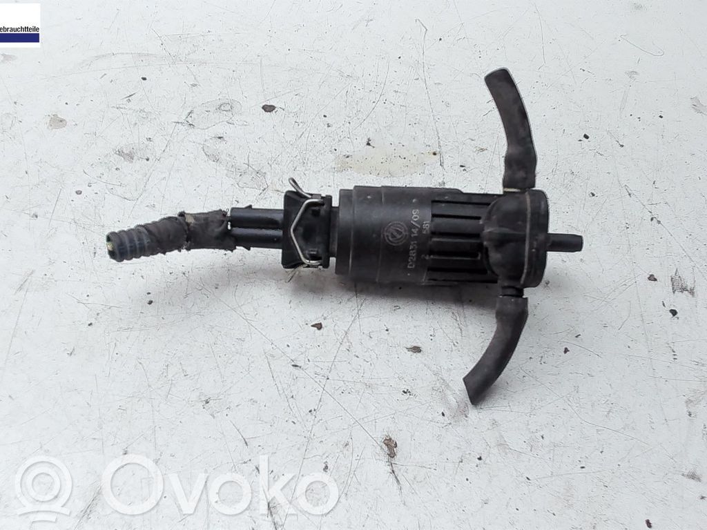 Windscreen/windshield washer pump   1554057