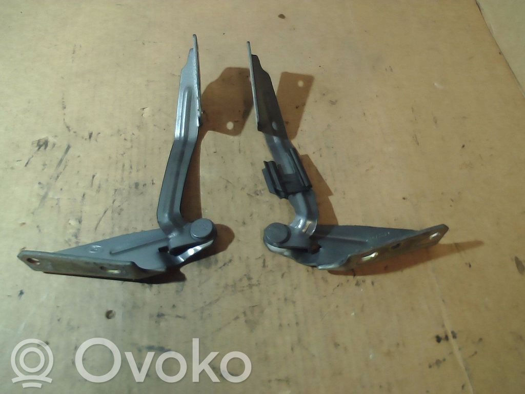 Engine bonnet/hood hinges   1101591