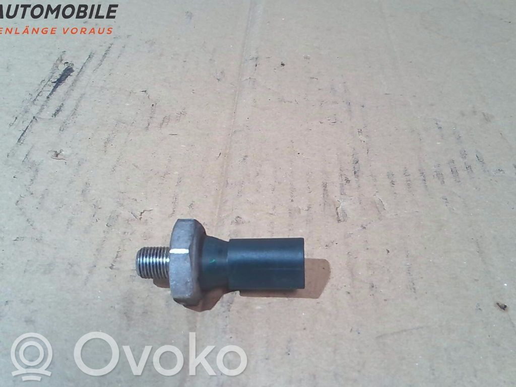 Volkswagen Polo IV 9N3 Czujnik ciśnienia oleju 
