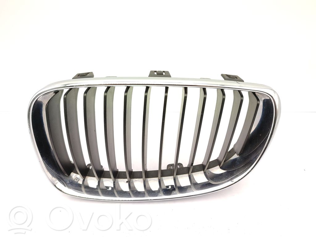 BMW 1 E81 E87 Etupuskurin ylempi jäähdytinsäleikkö 